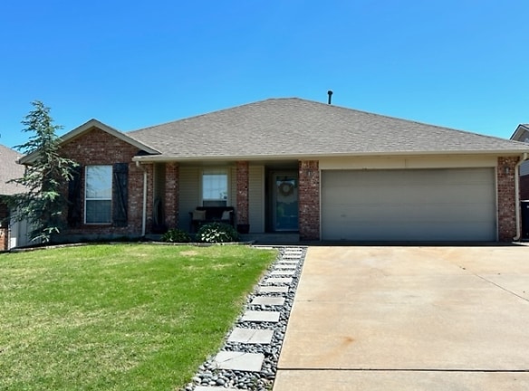 636 NW 21st St - Moore, OK