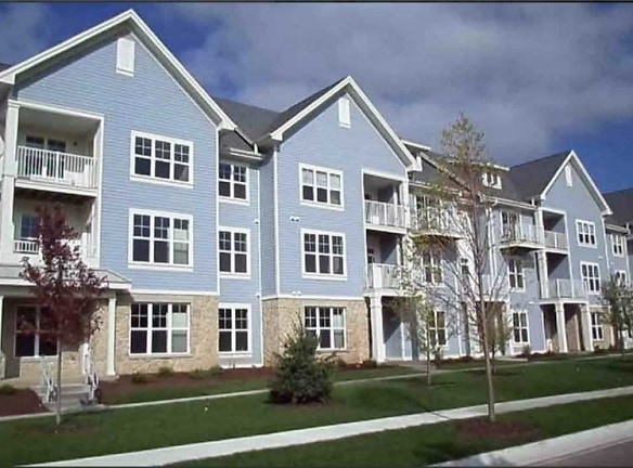 Delafield Lakes And Woods Apartments - Delafield, WI