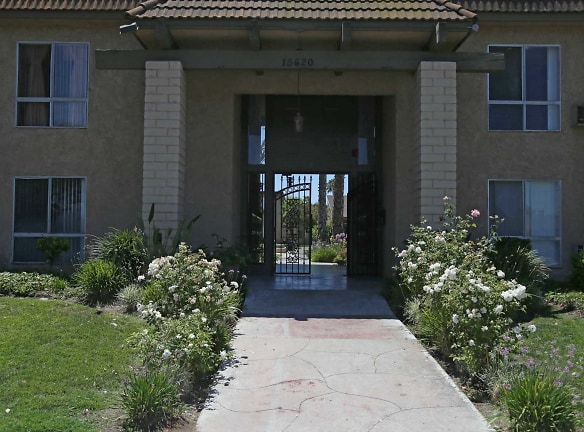 Los Arcos Apartment Homes - Whittier, CA
