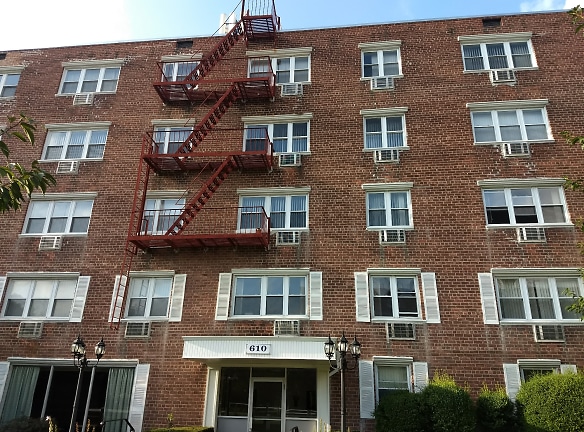 Maple Crest Apartments At Williston Park - Williston Park, NY
