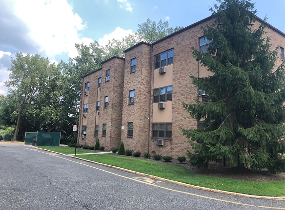 Meadow Lane Village Apartments - Secaucus, NJ