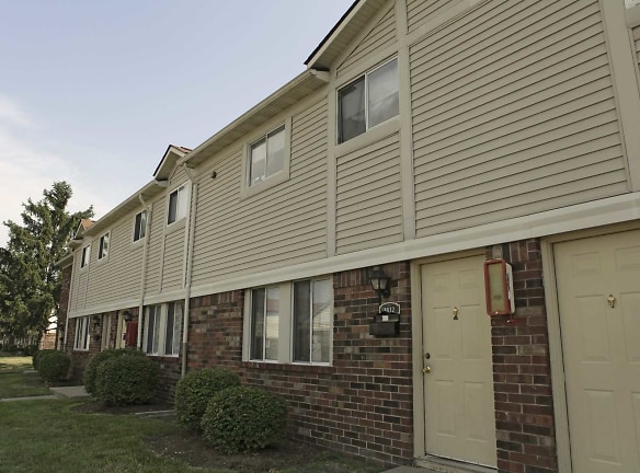 Colonial Village Apartments - Clarksville, IN