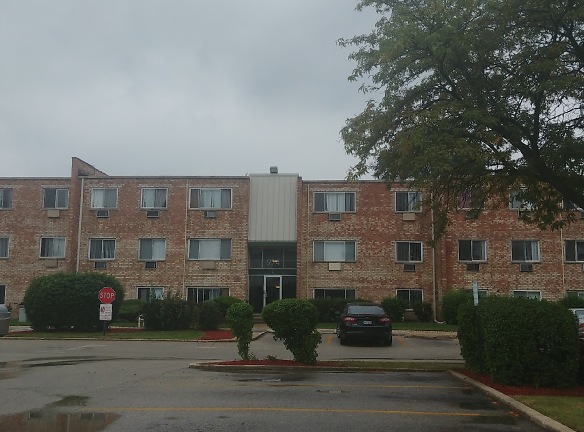 College Park Apartments - Addison, IL