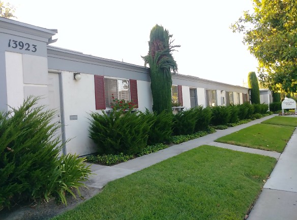 Courtyard Villas Apartments - Garden Grove, CA