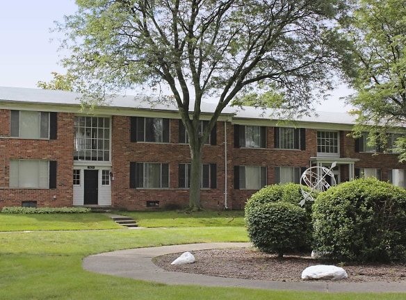 River Oaks Apartments - Dearborn Heights, MI