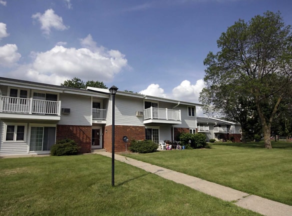 Village Green East Apartments - Janesville, WI