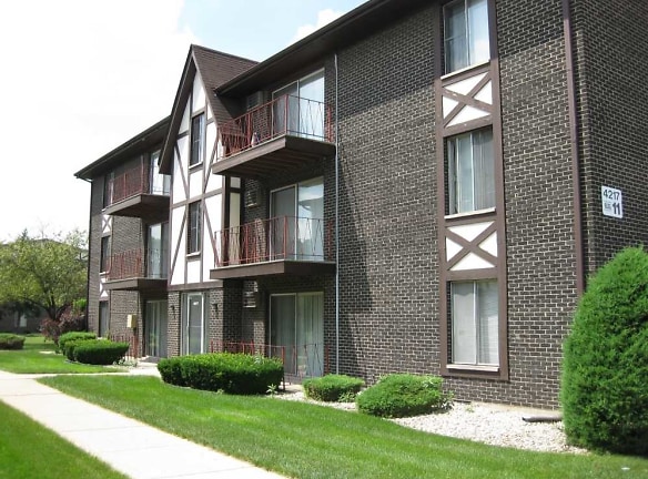 Crestline Villa Apartments - Alsip, IL