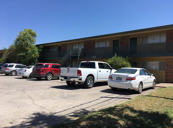 Park Plaza Townhomes And Corporate Suites Apartments - Odessa, TX