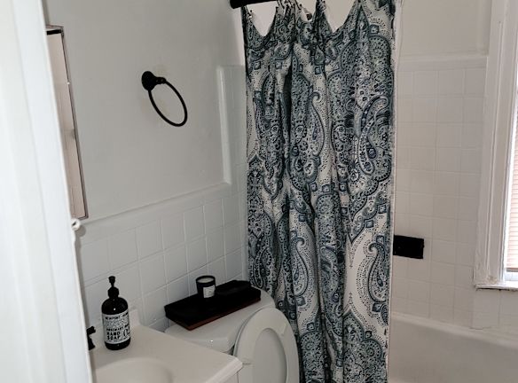 2535 hellen upper - Detroit, MI