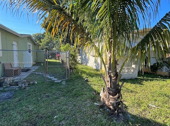 3925 NW 35th Ave #3925 - Lauderdale Lakes, FL