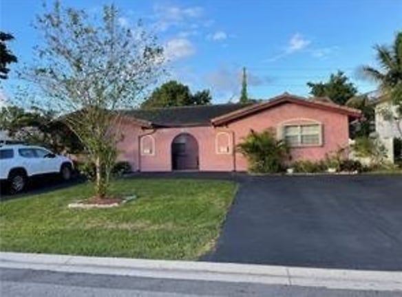 7803 NW 38th St - Coral Springs, FL