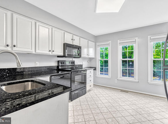 6413 Knapsack Ln - Centreville, VA