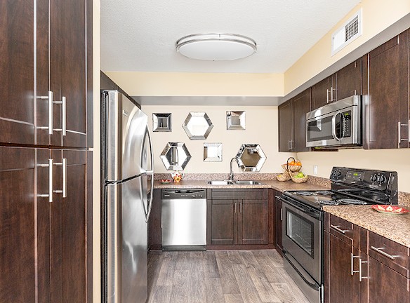 Club Mira Lago Apartments - Coral Springs, FL