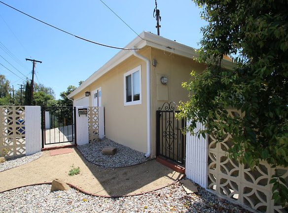3957 W Point Dr - Los Angeles, CA