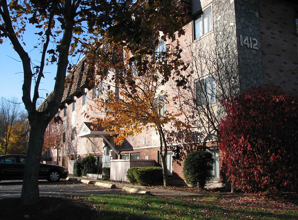 Campus View Apartments - New Britain, CT