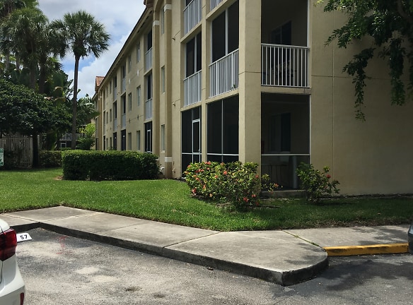 Pinehurst Club Condos Apartments - Hollywood, FL