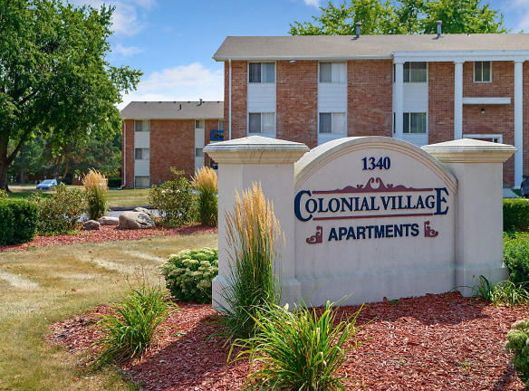 Colonial Village Apartments - West Des Moines, IA