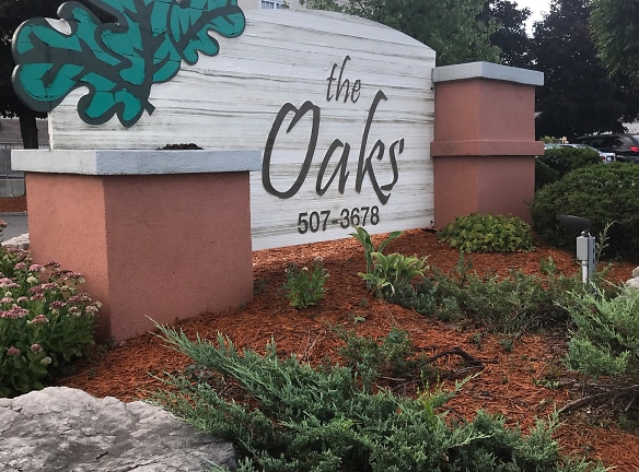 THE OAKS Apartments - East Lansing, MI