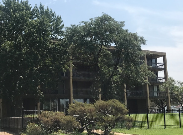 University Plaza Apartments - Wichita, KS