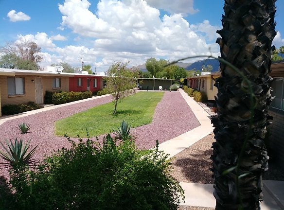 St. James Court Apartments - Tucson, AZ