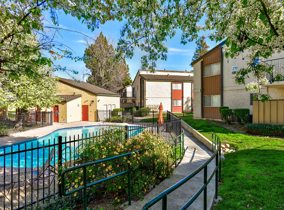 Creekside Gardens Apartments - Vacaville, CA