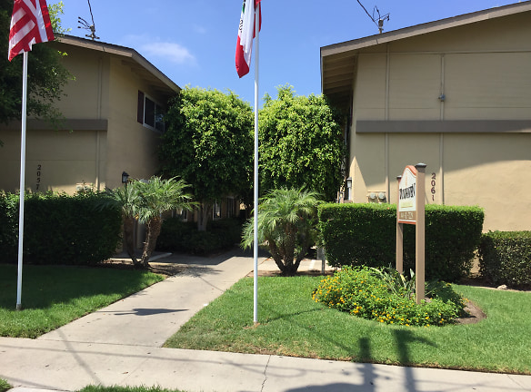 Woodhaven Townhomes Apartments - Costa Mesa, CA