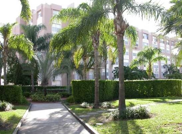 Center Court Apartments - North Miami, FL