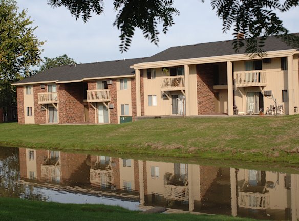 Breton Court Apartments - Grand Rapids, MI