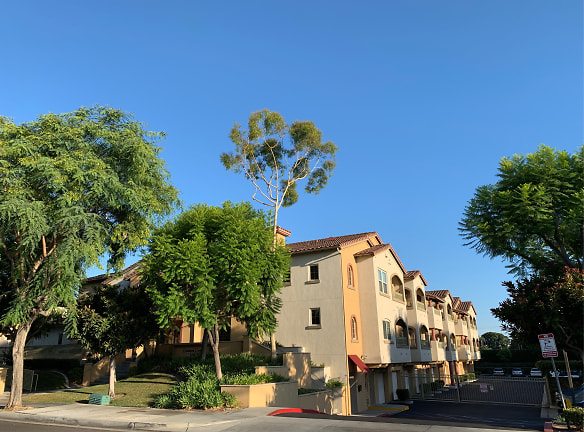 Linbrook Court Apartments - Anaheim, CA