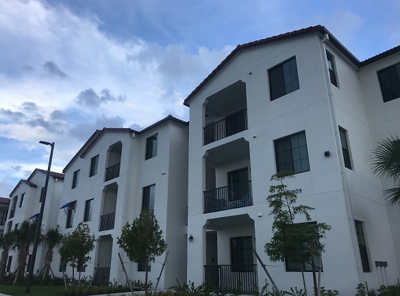 The Residences At University Village Apartments - Fort Myers, FL