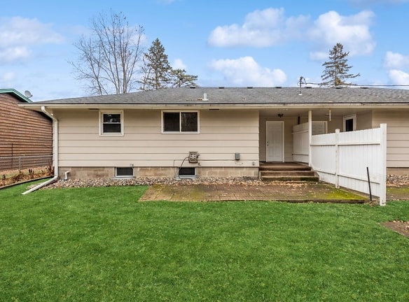 9340 Syndicate Ave - Circle Pines, MN