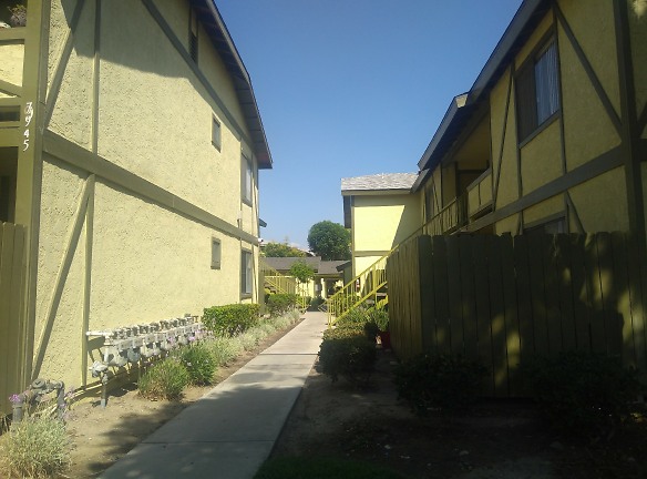 Meadowood Apartments - Fontana, CA