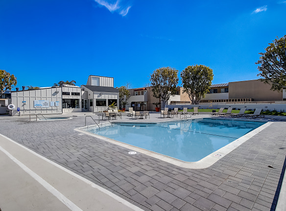 The Californian Fountain Apartments - Huntington Beach, CA