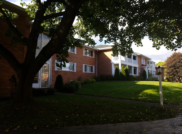 Country Club Condos Apartments - Rochester, NY