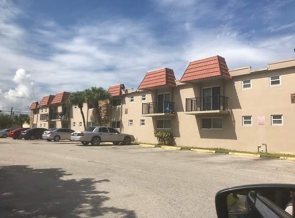 Tropical Pool Apartments - Miami, FL