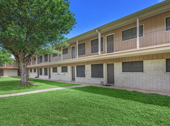 Oak Tree Apartments - San Antonio, TX