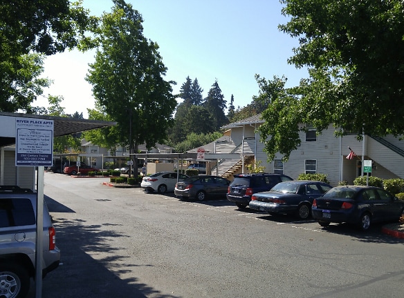 River Place Apartments - Gladstone, OR