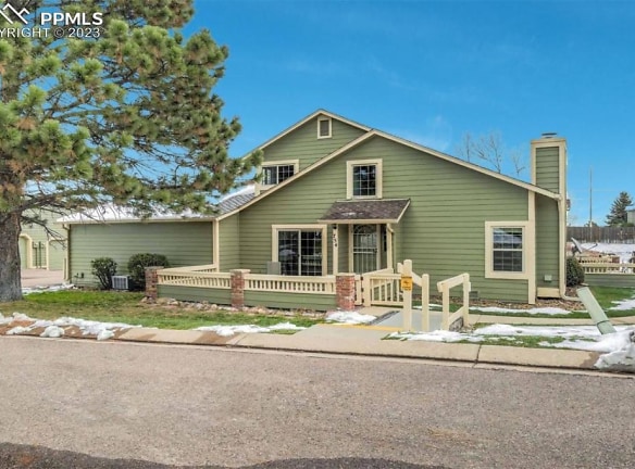 754 Crown Point Dr - Colorado Springs, CO