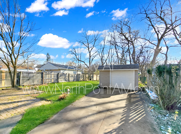5353 Thomas St - Maple Heights, OH