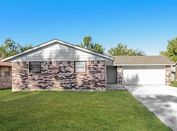 1225 Cathy Ln - Midwest City, OK