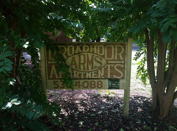 Broadmoor Arms Apartments - Pine Bluff, AR