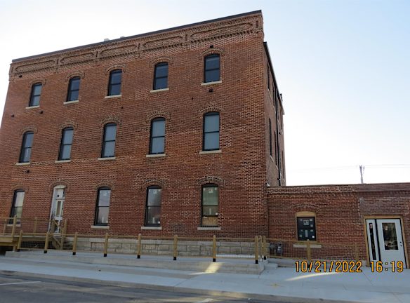 120 E Pleasant St #B - Maquoketa, IA