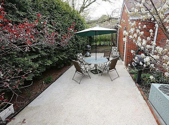 2288 S Green Rd - Beachwood, OH
