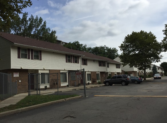 Amesbury-Rosalind Apartments - Cleveland, OH