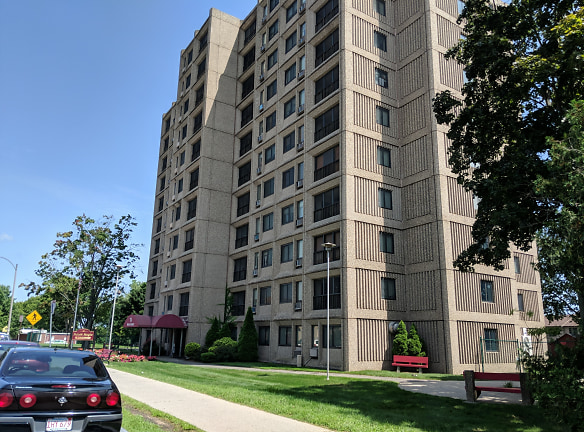 Pulaski Heights Apartments - Holyoke, MA