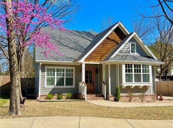 836 S Wood Ave - Fayetteville, AR