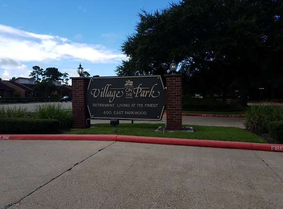 Village On The Park Friendswood Apartments - Friendswood, TX