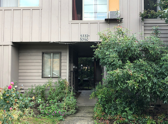 Insley Court Apartments - Portland, OR