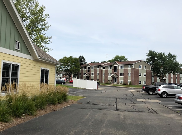 Hillview Townhouses And Apartments - Rockford, MI