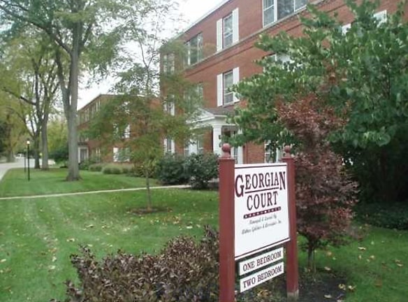 Georgian Court Apartments - Barrington, IL